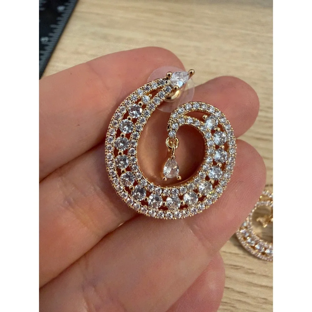 Unbranded gold tone
